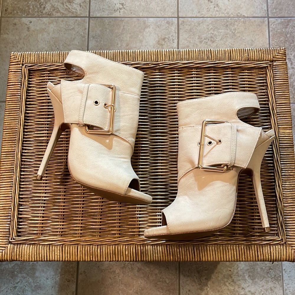 NWOT Ziti Soho Stiletto Peep Hole Shoes